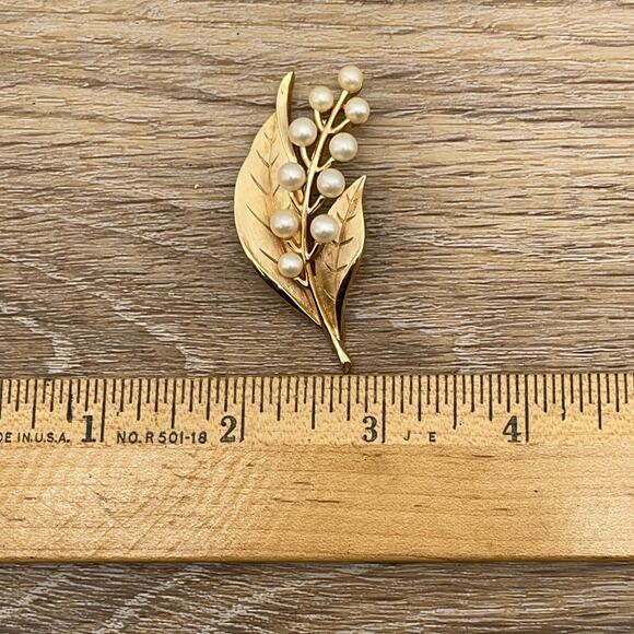 Vintage Crown Trifari Faux Pearl Brooch Pin 1960 Designer Gold Tone Leaf Signed - Picture 5 of 6